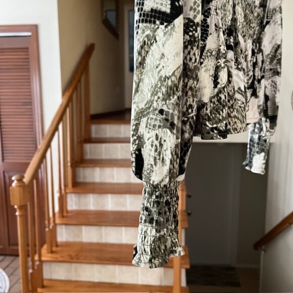 NWT White House Black Market Sidewinder Olive Stretchy Top Size XXS - Picture 5 of 6